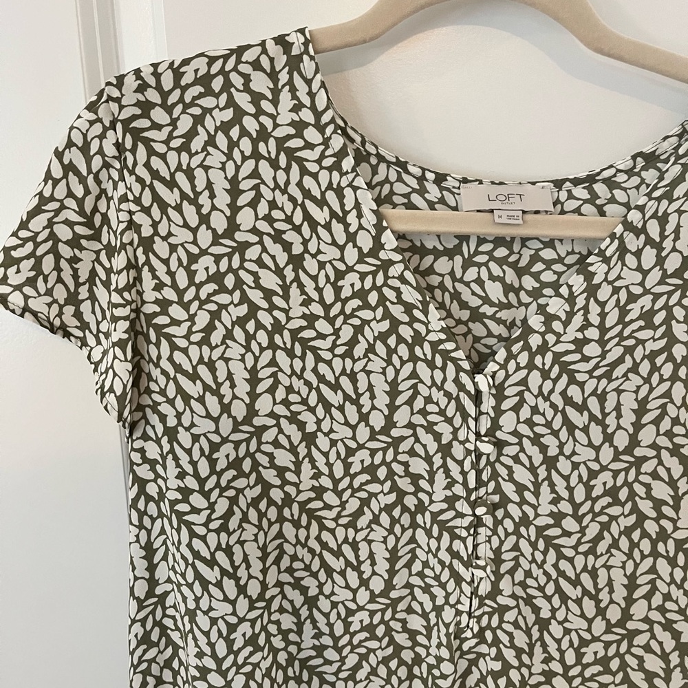 Green leaf print blouse 🛍️
